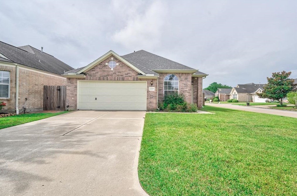 12119 Lakewood Villa Dr, Tomball, TX 77377