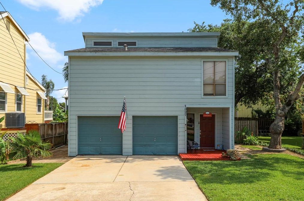 1027 Forest Rd, Kemah, TX 77565