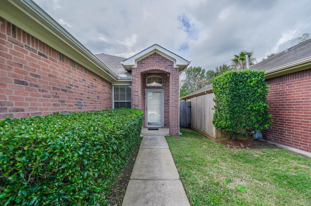 996 Jefferson St, Alvin, TX 77511-2098