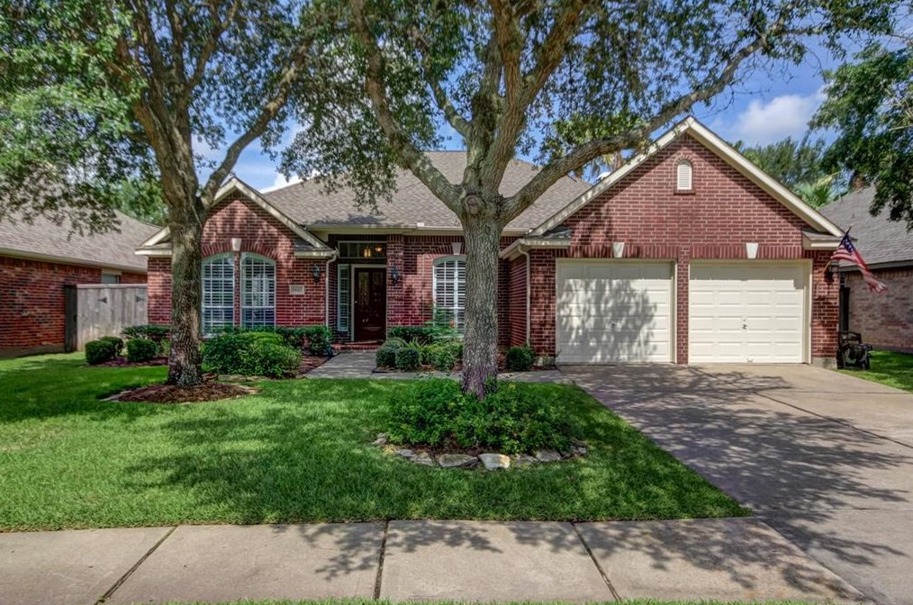 8611 Green Ash Dr, Sugar Land, TX 77479