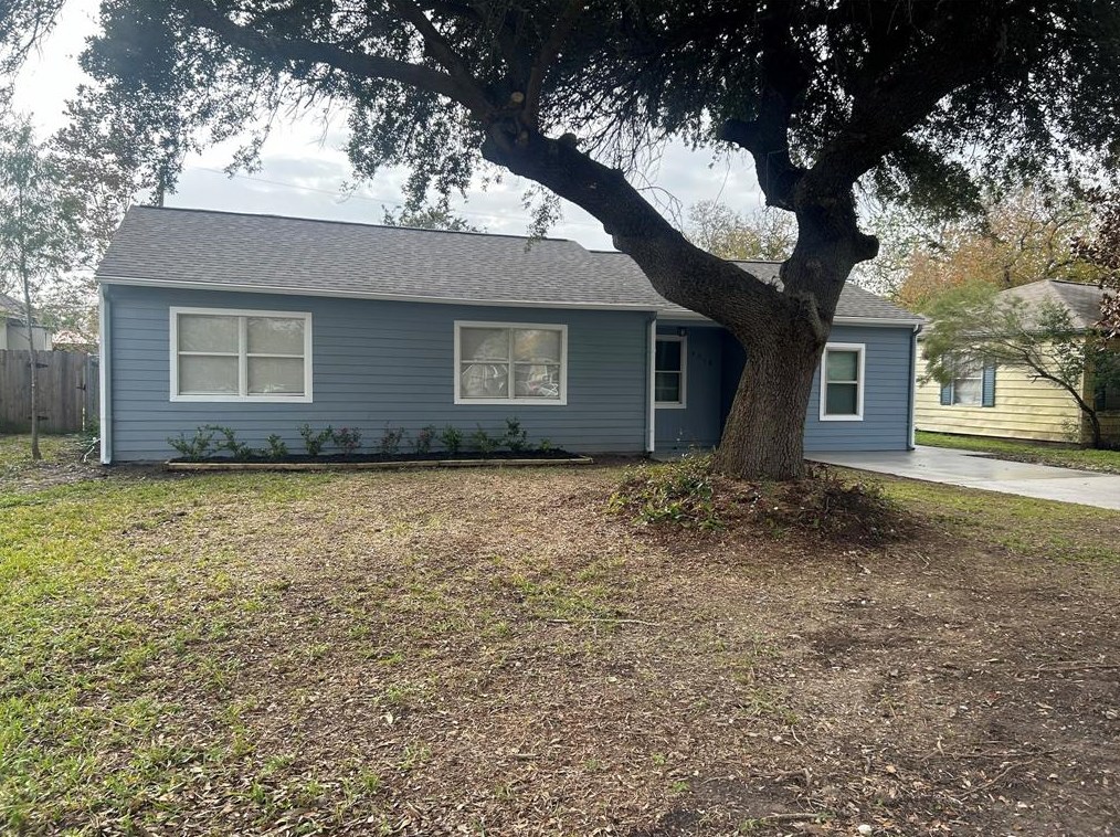 4918 Paradise Ln, Houston, TX 77048-1032