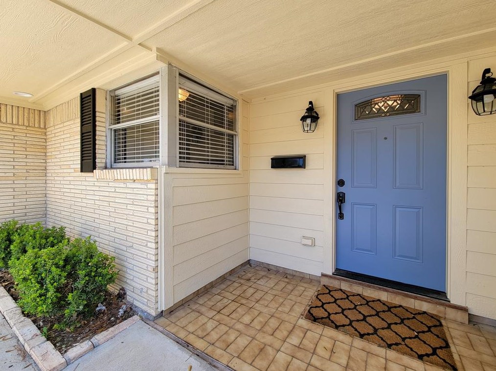 2122 De Milo Dr, Houston TX  77018-1707 exterior