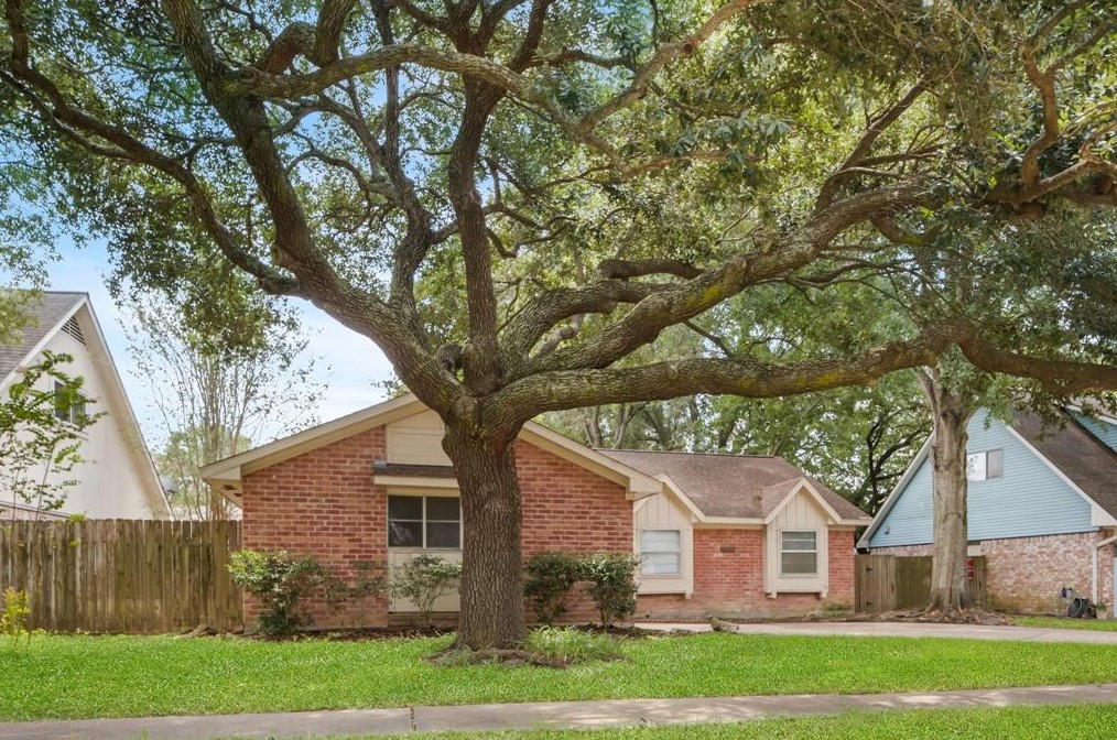 13607 Salisbury Dr, Sugar Land, TX 77498