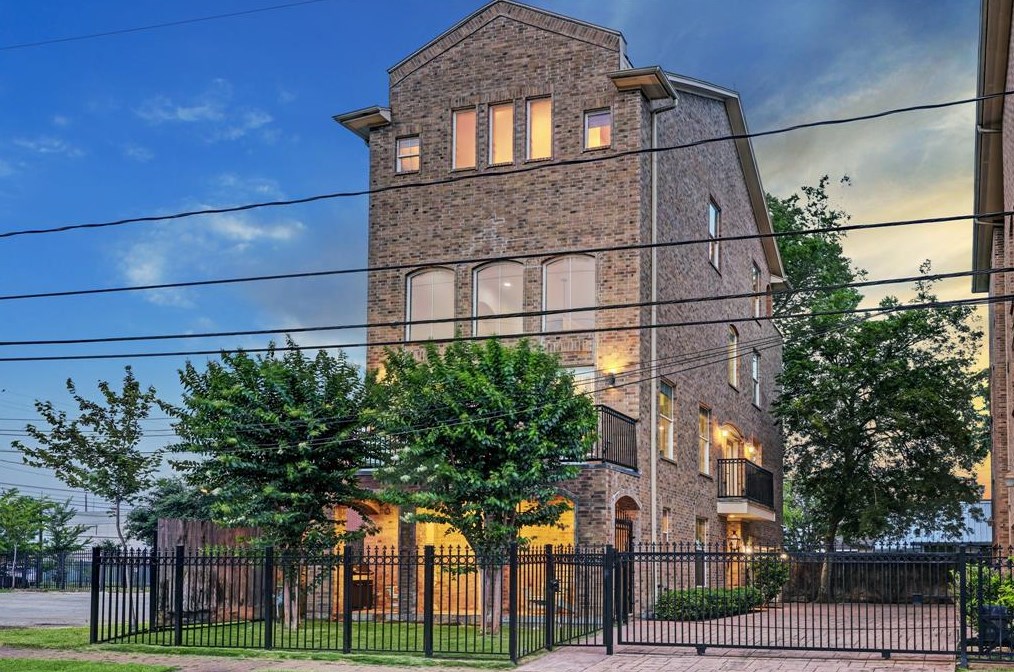 608 Sabine St, Houston, TX 77007-8327