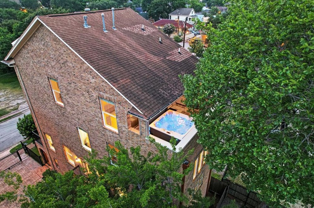608 Sabine St, Houston TX  77007-8327 exterior