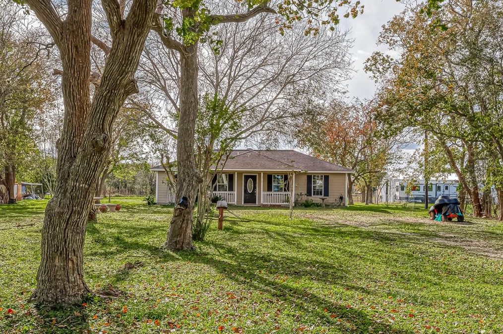 1512 Bayou Dr, Bay City, TX 77414