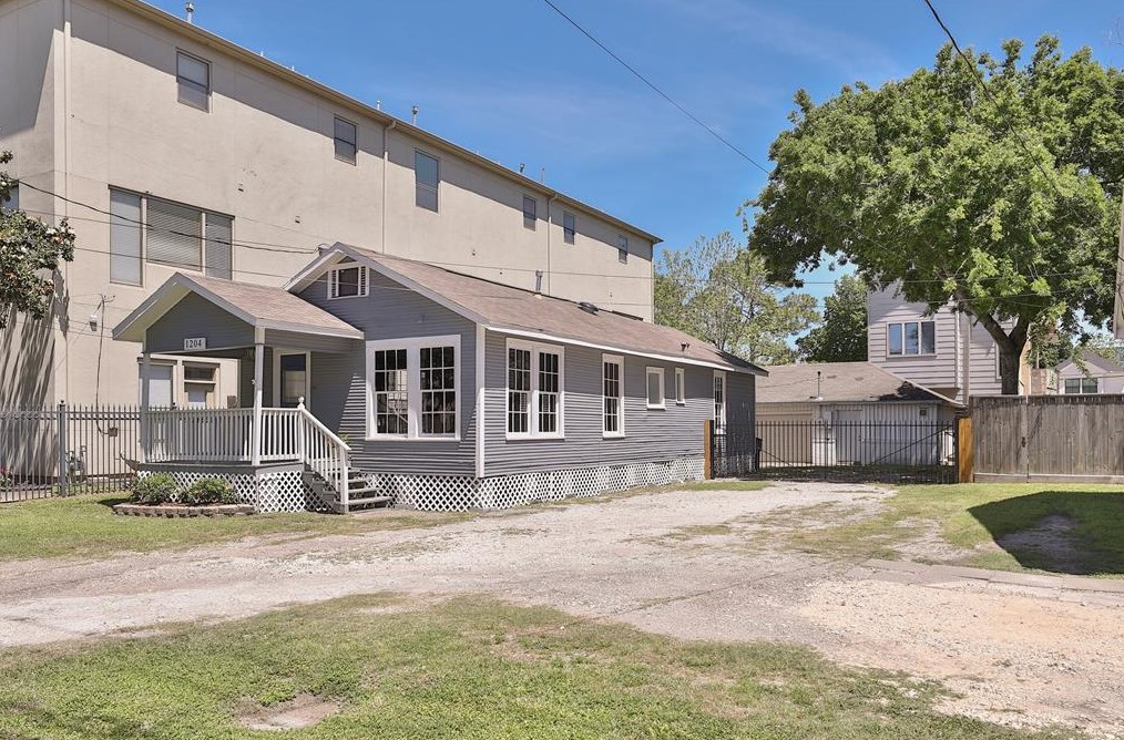 1204 Birdsall St, Houston, TX 77007-3117