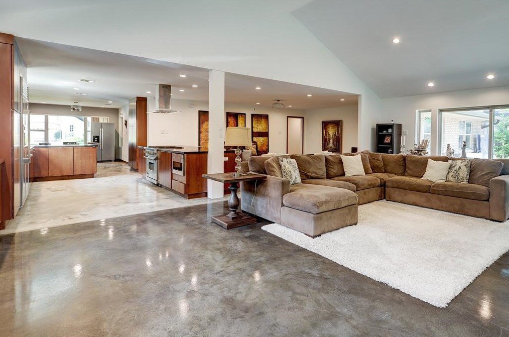 5643 Terwilliger Way, Houston TX  77056-2606 exterior