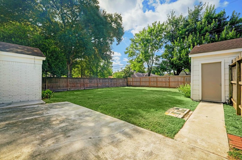 9809 Cedardale, Houston TX  77055-6026 exterior
