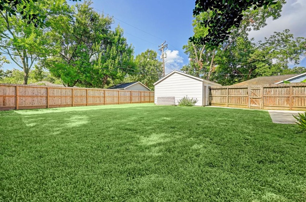 9809 Cedardale, Houston TX  77055-6026 exterior