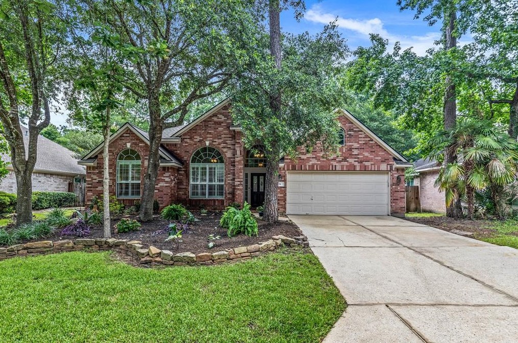 34 Hobbit Glen Dr, Conroe, TX 77384-3856