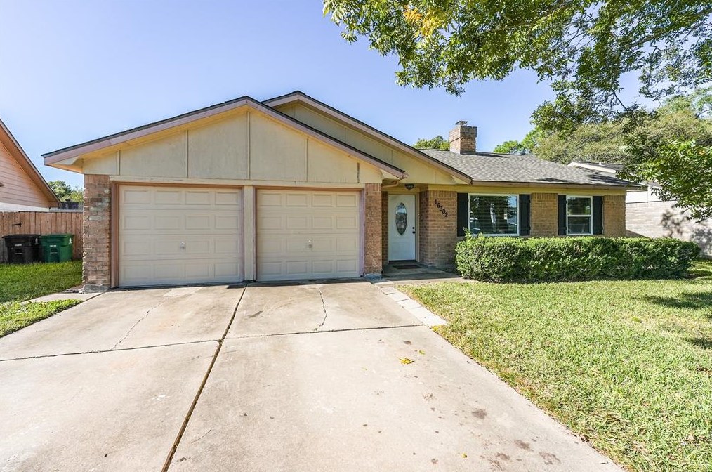 16302 Thunderbay Dr, Houston, TX 77062