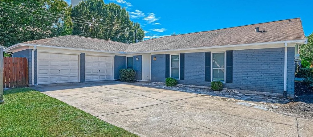 14007 Greenway Dr, Sugar Land, TX 77498-2387