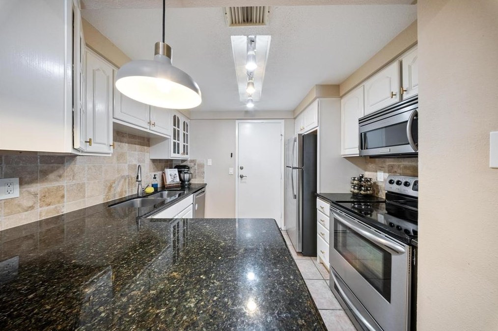 1829 Augusta Dr, Houston TX  77057-3105 exterior