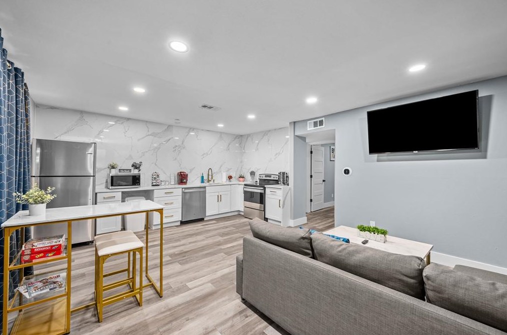 1116 Banks St #4, Houston, TX 77006