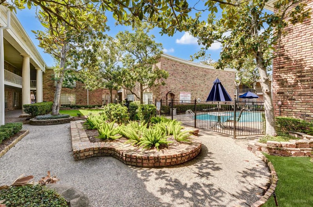 2121 Fountain View Dr, Houston TX  77057-3601 exterior