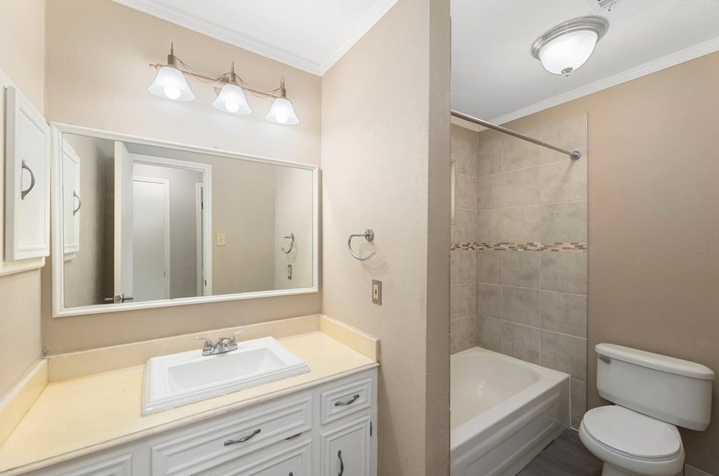 15806 Mills Point Dr, Houston TX  77059-5212 exterior