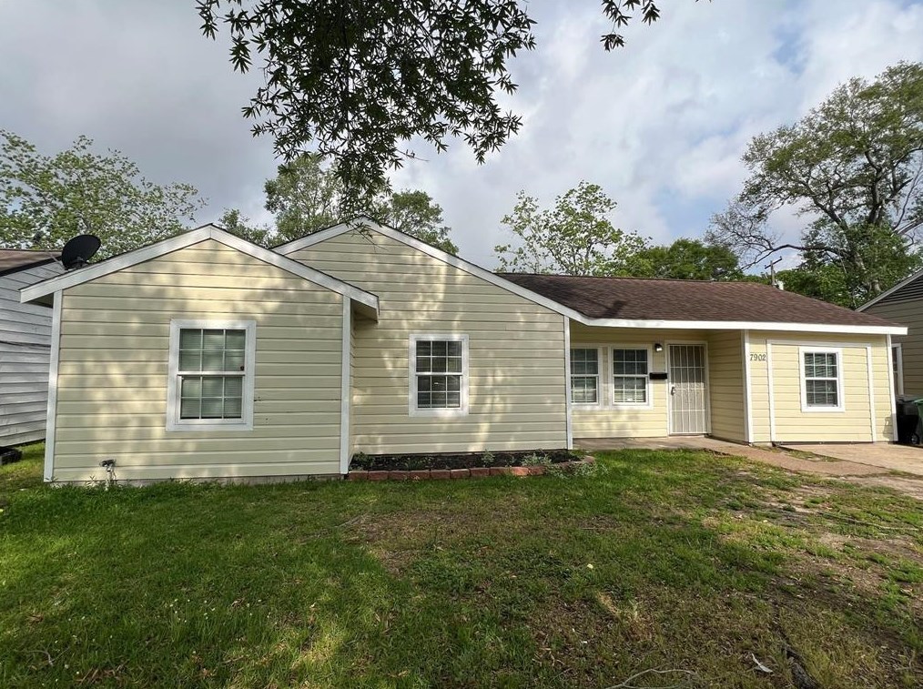 7902 Sharondale Dr, Houston, TX 77033-2940