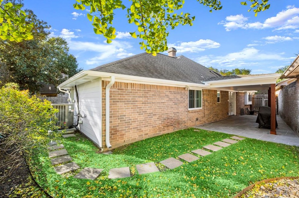 7334 Hearthstone Grn Dr, Houston TX  77095-3594 exterior