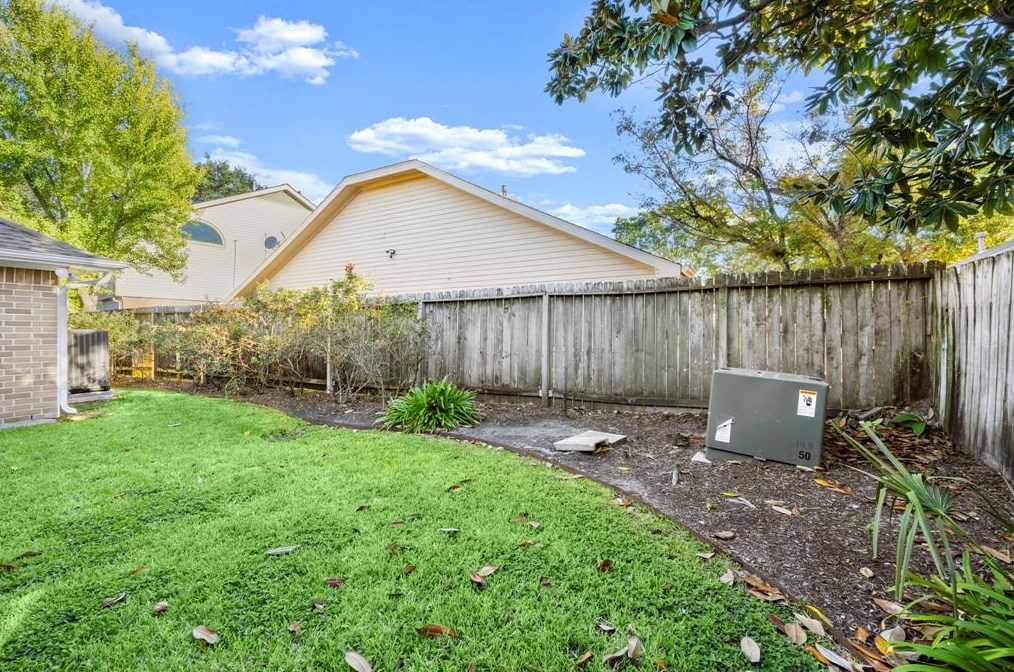 7334 Hearthstone Grn Dr, Houston TX  77095-3594 exterior