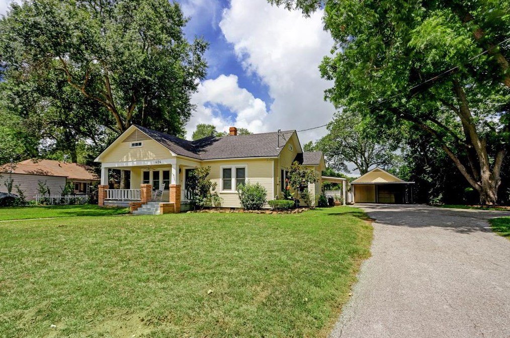 424 N Meyer St, Sealy, TX 77474