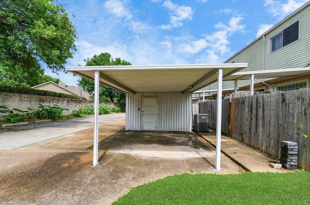 5764 Maple Hl, Houston TX 77088-6727 exterior