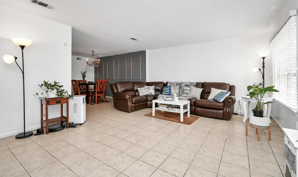 5764 Maple Hl, Houston TX 77088-6727 exterior