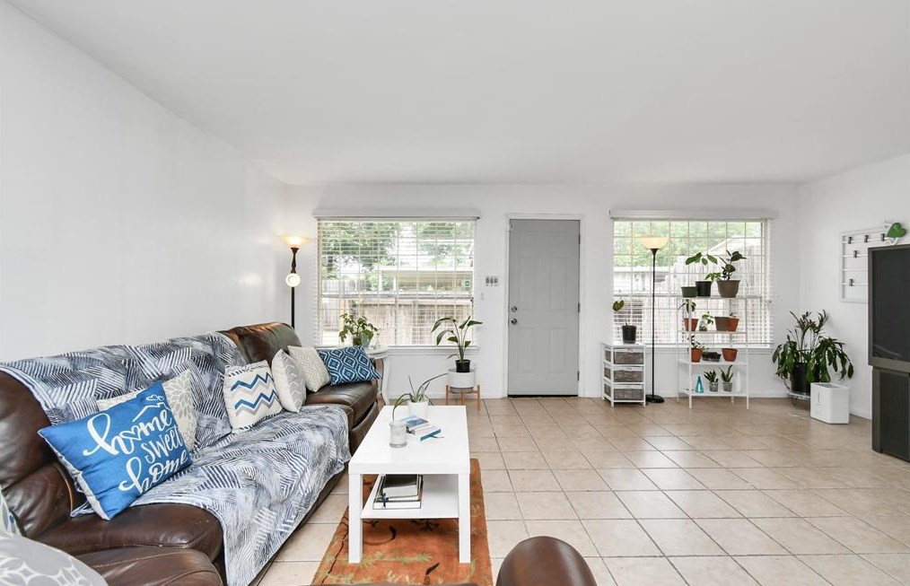 5764 Maple Hl, Houston TX 77088-6727 exterior