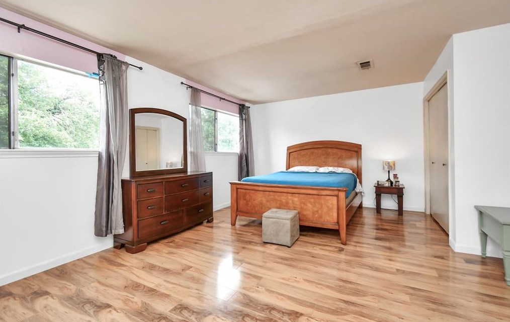 5764 Maple Hl, Houston TX 77088-6727 exterior