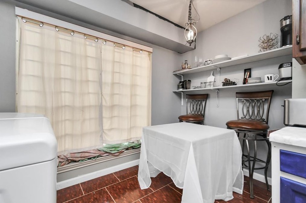 5764 Maple Hl, Houston TX 77088-6727 exterior