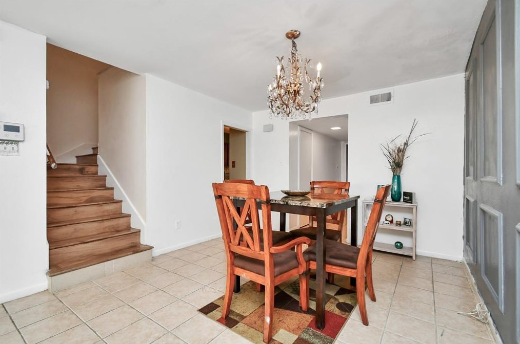 5764 Maple Hl, Houston TX 77088-6727 exterior