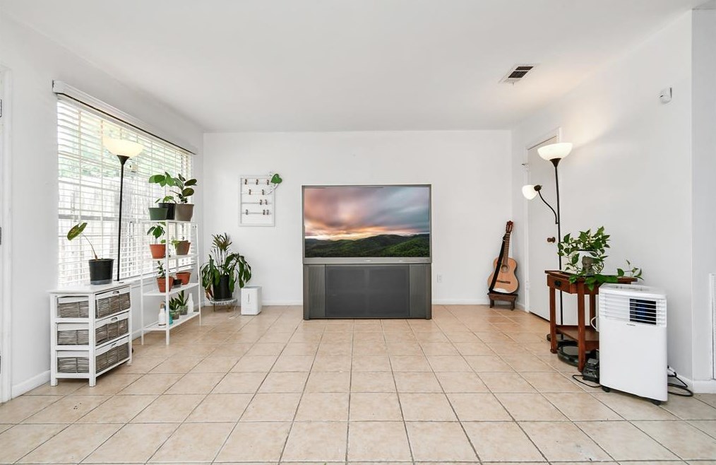 5764 Maple Hl, Houston TX 77088-6727 exterior