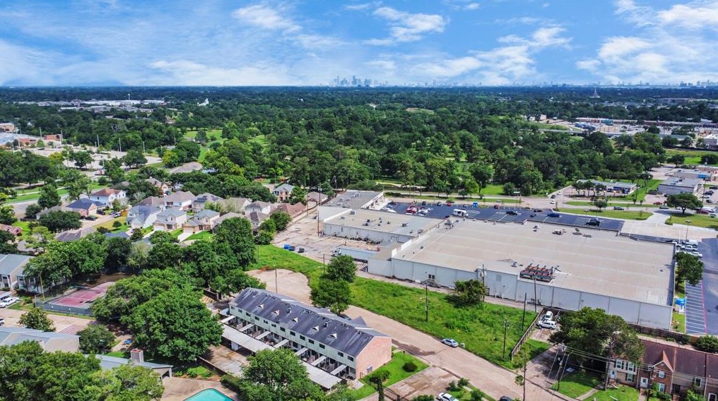 5764 Maple Hl, Houston TX 77088-6727 exterior