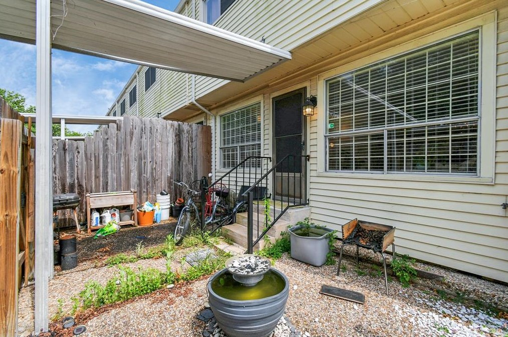 5764 Maple Hl, Houston TX 77088-6727 exterior