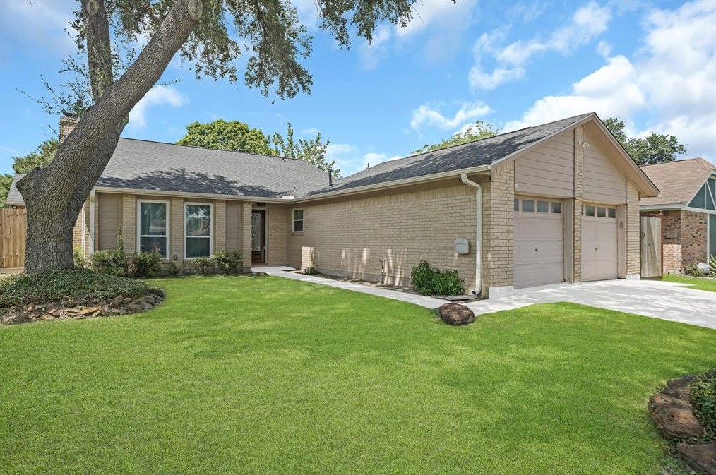 6023 Ray Dr, Pasadena, TX 77505-3223