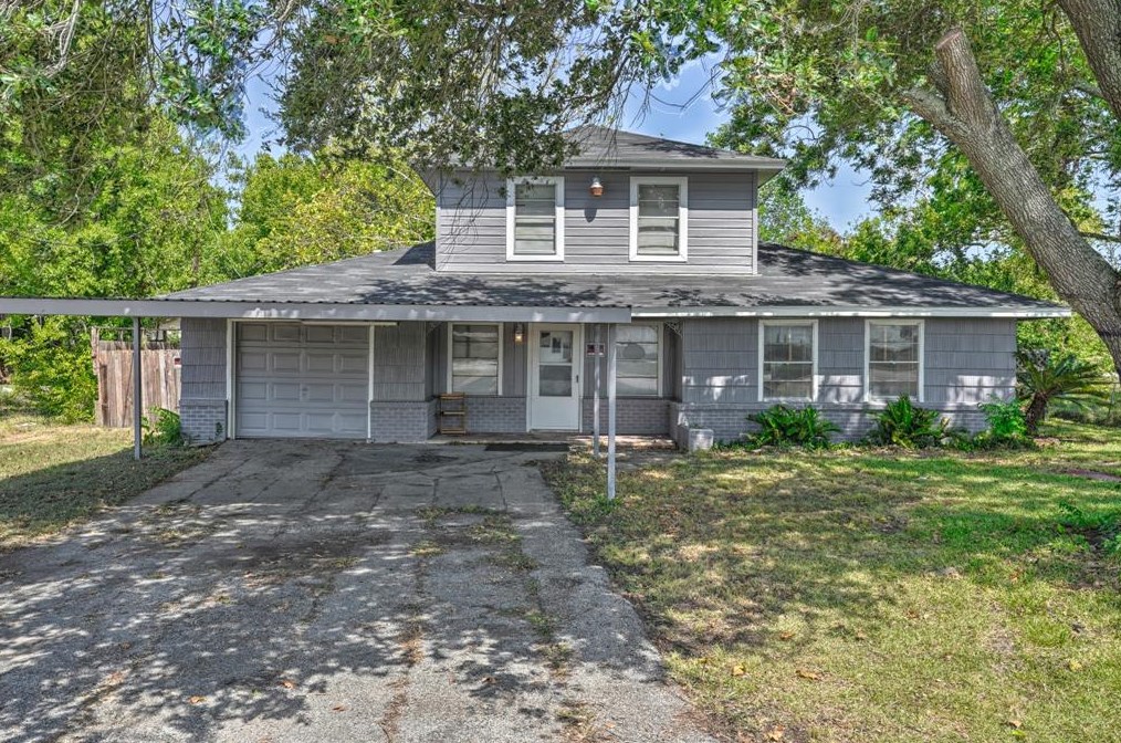 1811 S Main St, Highlands, TX 77562