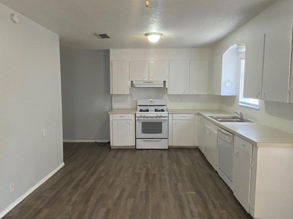 719 W 4th St, Jones Creek, TX 77541