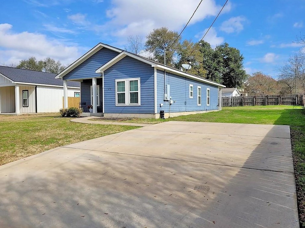 905 Nolan St, White Hall, TX 77868