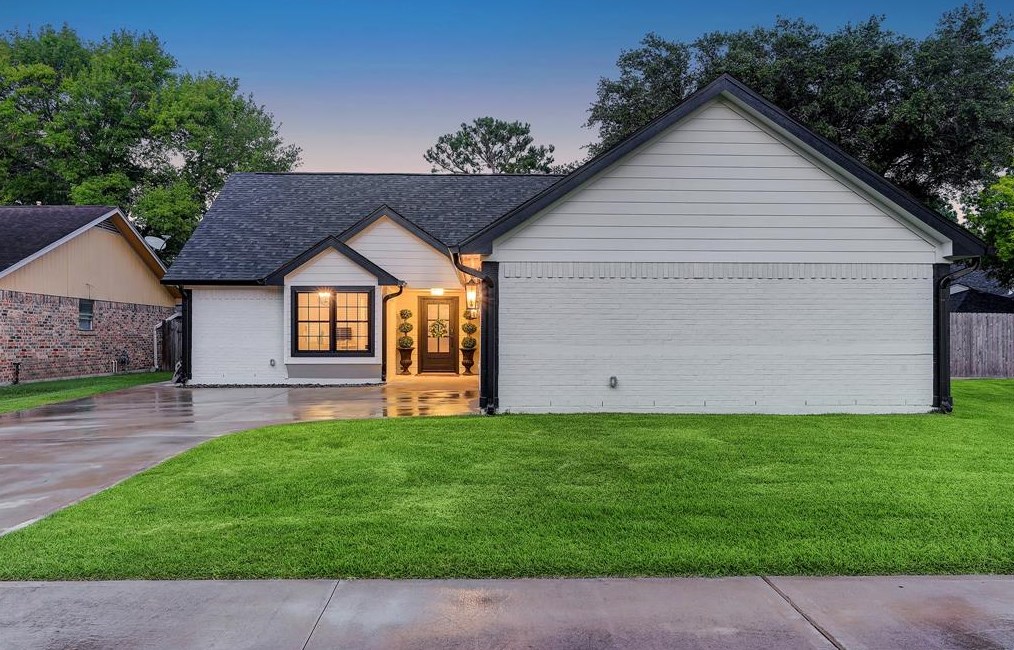 15407 Woodcote Ct, Houston, TX 77062-3227