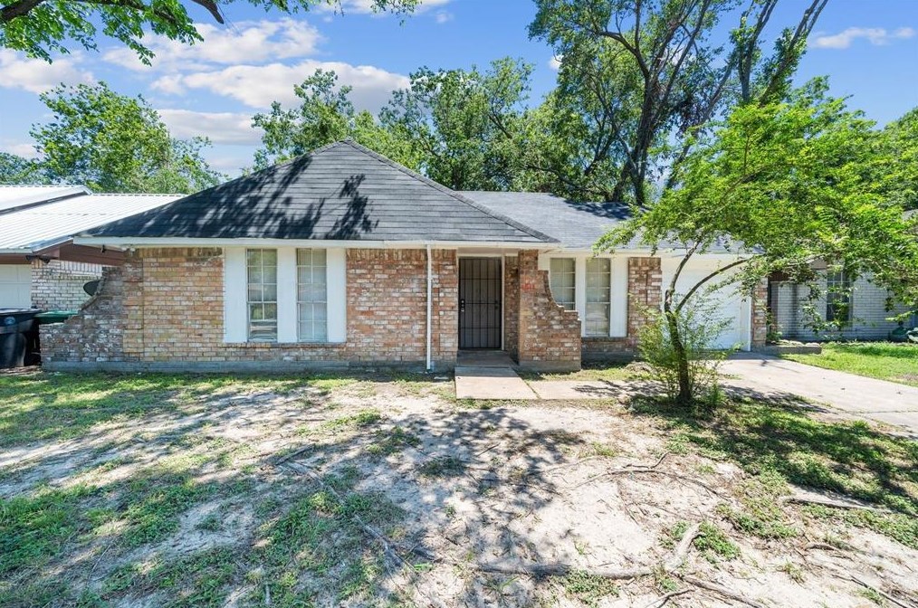 4511 Oak Shadows Dr, Houston, TX 77091-5216