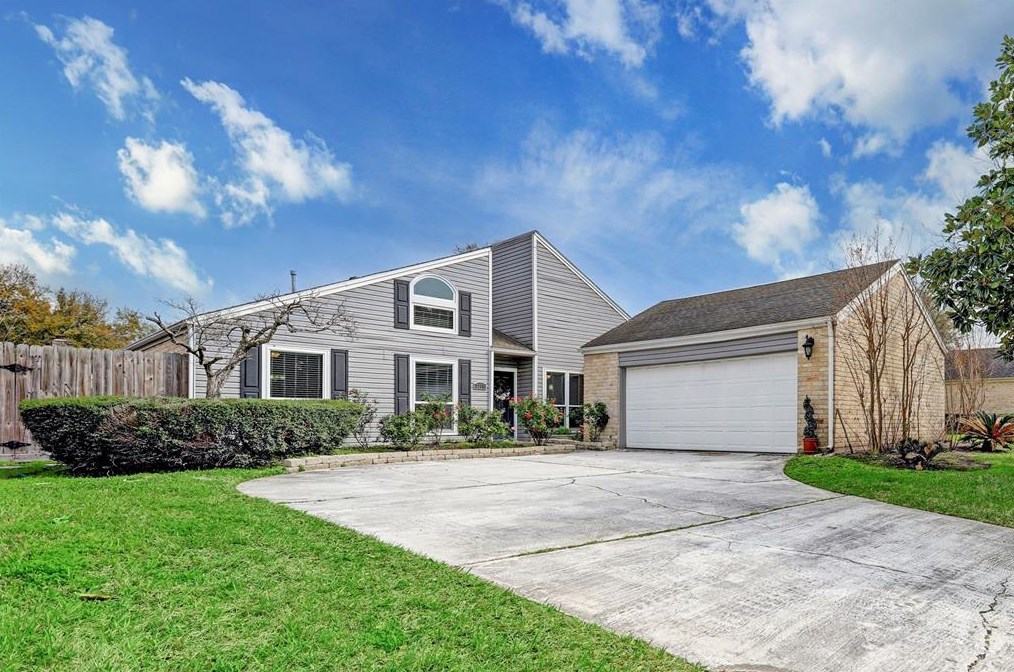 2235 Round Lake Dr, Houston, TX 77077