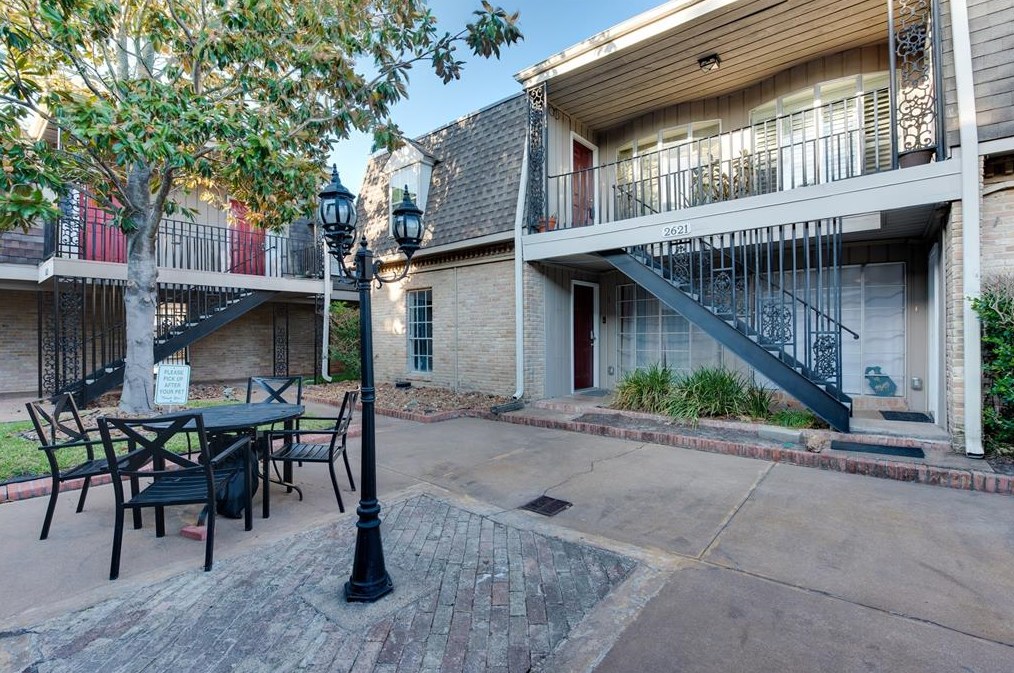 2621 Marilee Ln, Houston TX  77057-4272 exterior