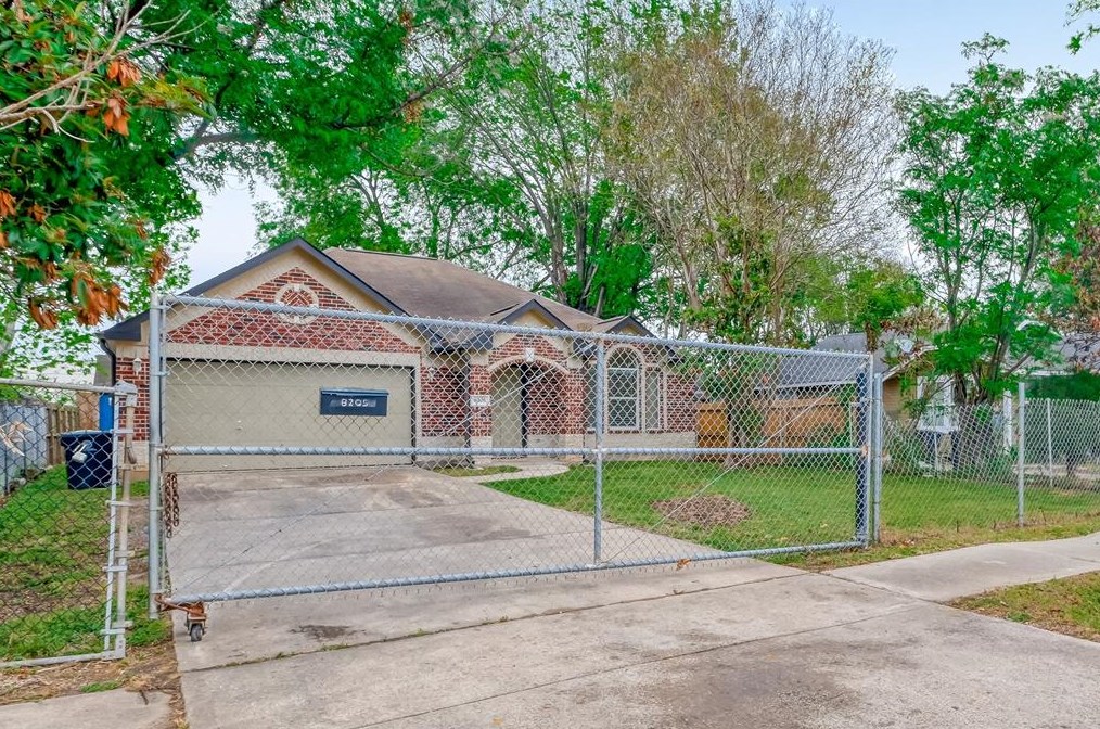 8205 Bangle St, Houston, TX 77012