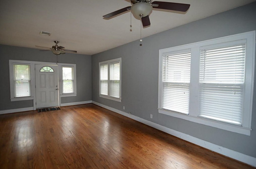 321 Dorchester St, Houston TX  77022-4825 exterior