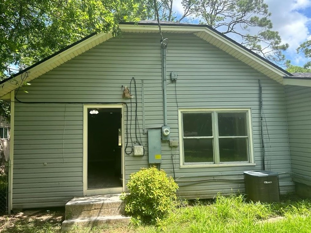 620 Cedar St, Angleton TX 77515-4220 exterior