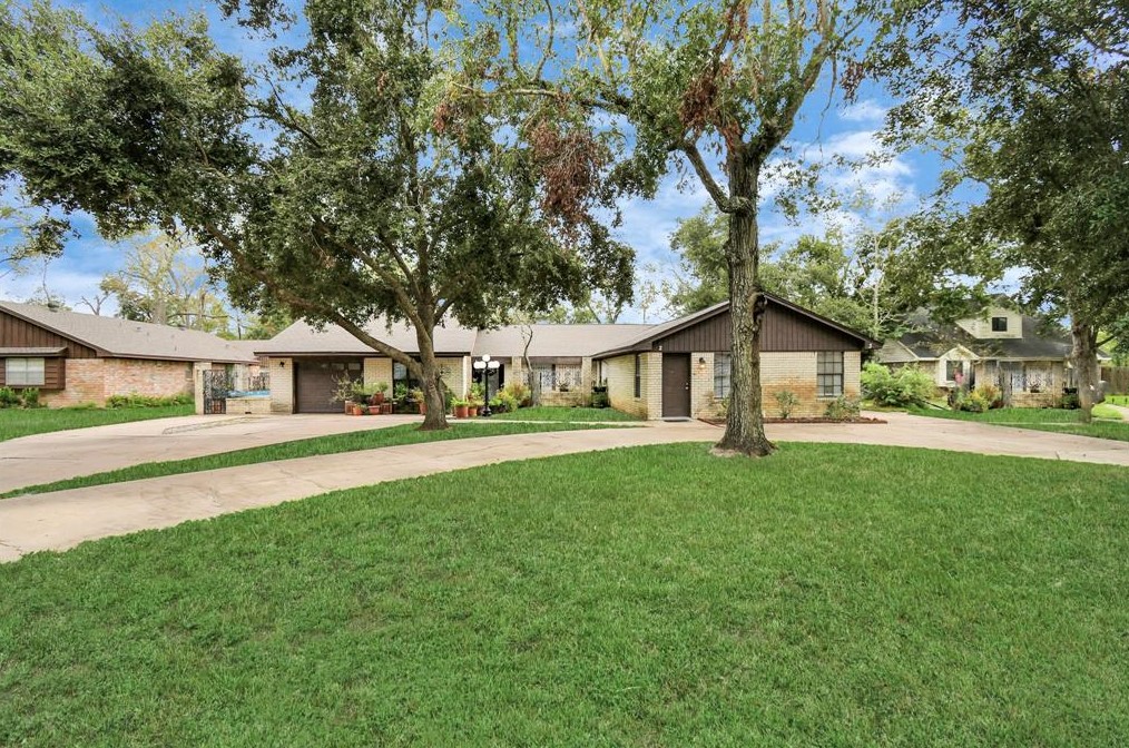 73 Surrey Oak Ct, Alvin, TX 77511