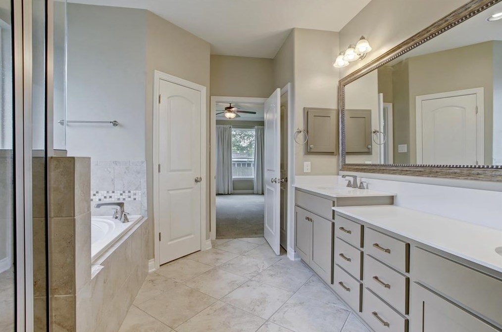 4935 Glenmeadow Dr, Houston TX  77096-4209 exterior