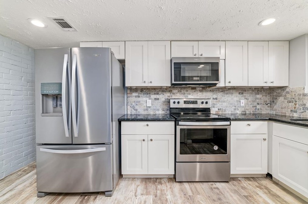 2222 Green Knoll Dr, Houston, TX 77067-2706