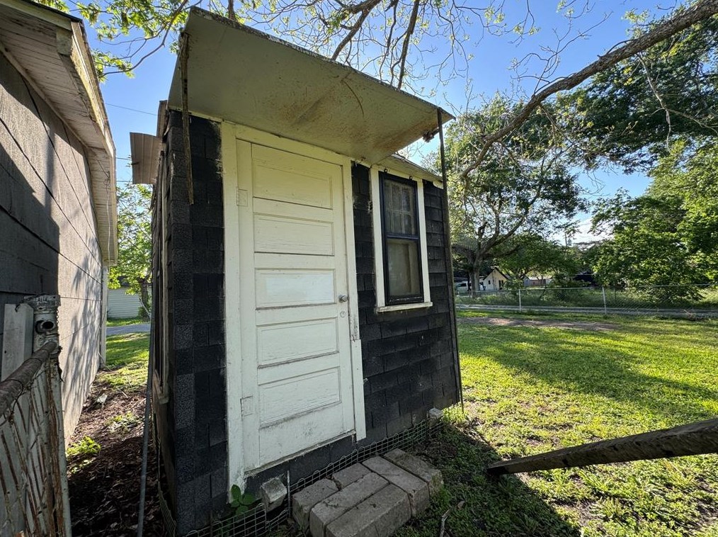 801 Hayden St, Jones Creek TX  77437-3618 exterior