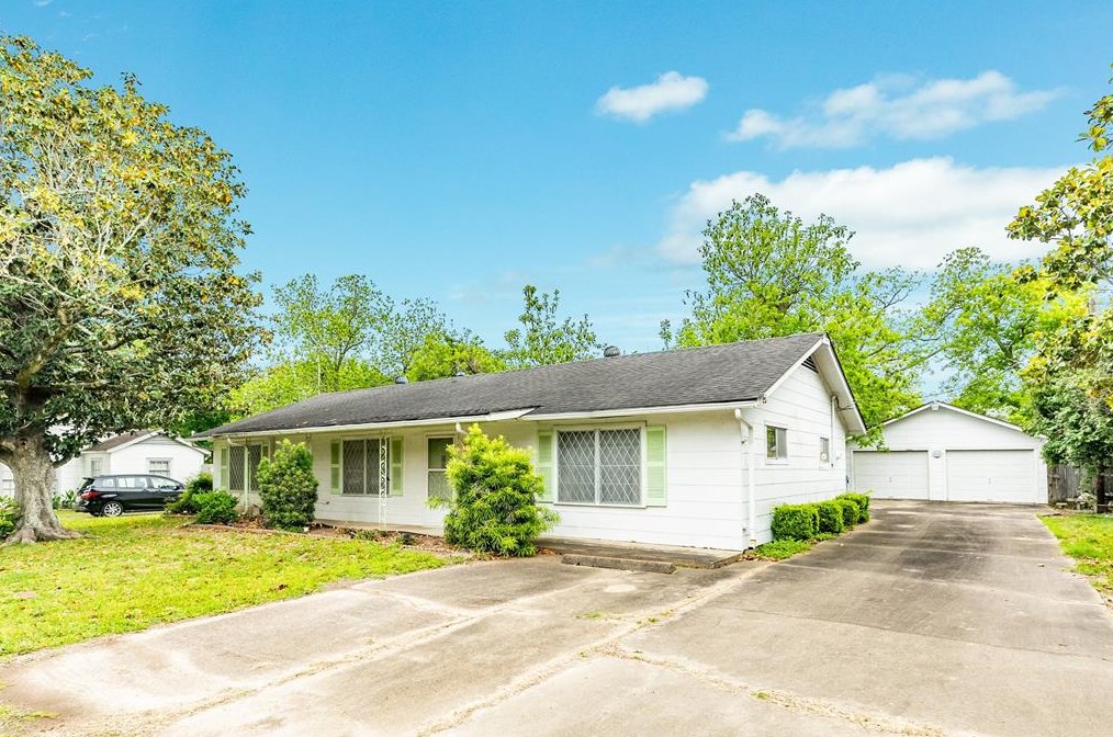 619 Danbury St, Angleton, TX 77515-5661